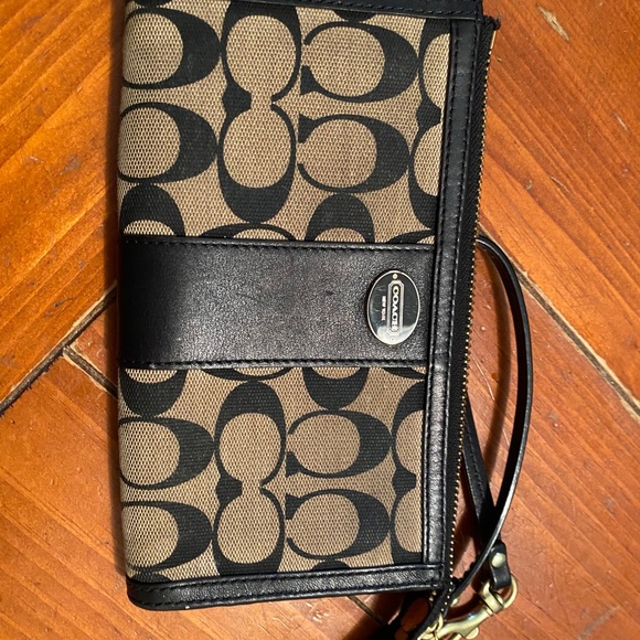 Authentic Coach purse with matching wristlet !! - Picture 4 of 6